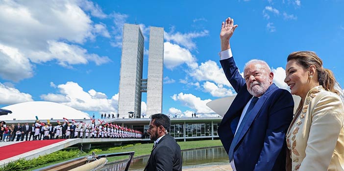 Lula emocionado assume a presidência da República pela 3ª vez